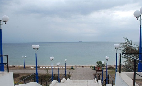 В акваторії Чорного моря, зокрема біля Южного, фіксуються нечистоти та сміття. Відео