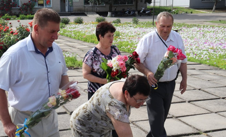 На Сірогозщині вшанували пам’ять жертв війни покладанням квітів до обелісків і хвилинами мовчання