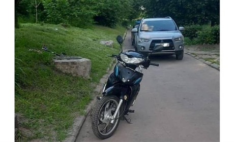 У Білопіллі 14-річний хлопець мопедом наїхав на 3-річну дівчинку