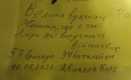 Прапори, записки й обійми захисників: у Мигії подружжя Волошиних береже історії вдячності