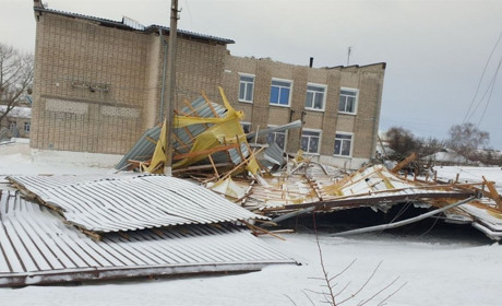 У Коломийчисі Сватівського району вітер зірвав покрівлю сільського будинку культури: подробиці