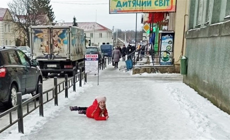 В ожеледицю тротуари мають посипати балансоутримувачі, комунальні служби, міські або сільські ради