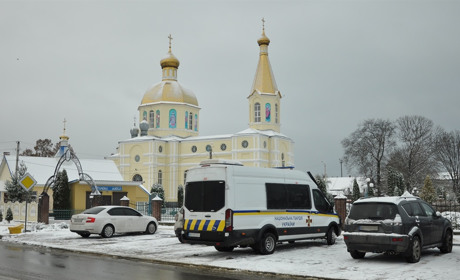 СБУ обшукує Сарненський собор. Фото