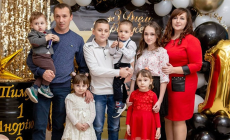 Донька – найкраща подруга, син – персональний тренер. Як живеться багатодітній сім’ї?