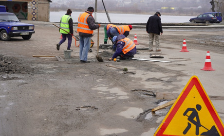 У Городку комунальники почали латати дороги. Скільки на це передбачено коштів з місцевого бюджету