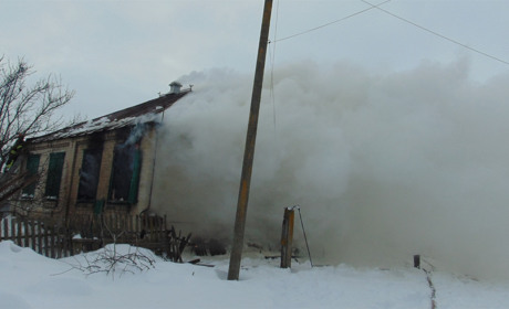 В Нижній Дуванці Сватівського району загорілася хата. Загинула людина