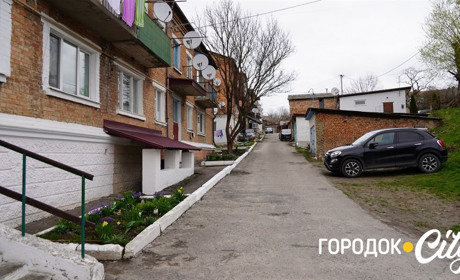 У Городку в дворі багатоповерхівок по вулиці Шевченка планують демонтувати аварійні сараї