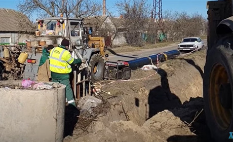 В Херсоні під обстрілами ремонтують колектор, який вийшов з ладу ще до окупації міста
