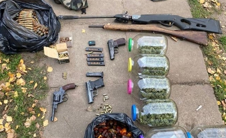 Обшуки СБУ в Сарненському районі: вилучили наркотики, зброю та бурштин