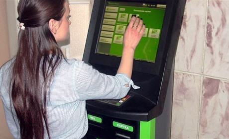 Без телефону не вийде: поповнювати банківські картки готівкою через термінал стане складніше