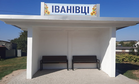 В Іванівцях відремонтували автобусну зупинку, де нарешті написали назву села українською