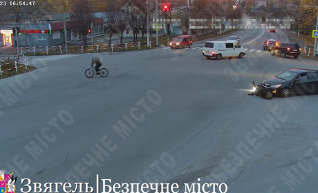 У Звягелі трапилися дві ДТП у яких постраждали люди: відео з камер спостережень