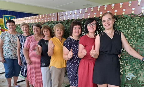 Сітки для фронту: як у Гадячі попри нестачу матеріалів і людей продовжують плести маскувальні засоби