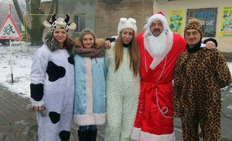 Дети поверили в чудо: в Новобогдановке местные волонтеры в новогодних костюмах вручали подарки