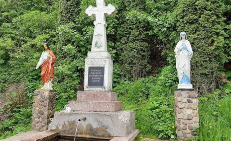 "Срібна" вода з цілющого джерела в селі Біла лікує очі і запалення
