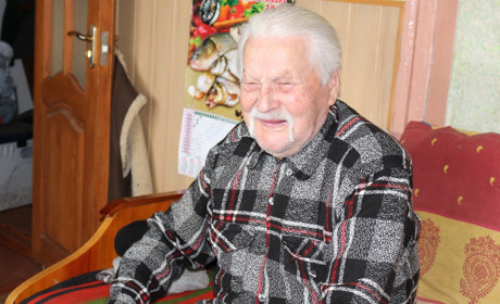 Життя у 98 років: Іван Чайка багато читає, жартує і ні на кого не гнівається