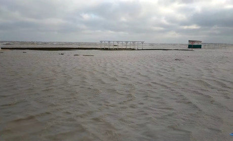 Шторм на Чорному та Азовському морі. Що відбувається на курортах Херсонщини? (відео)