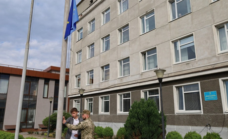 День Європи у Звягелі: військовий і голова Молодіжної ради підняли прапор ЄС