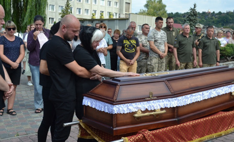 Понад рік надії й молитви… Чортків зустрів свого Героя Склярчука Романа – «на щиті»