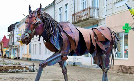 На Чортківщині, у центрі Копичинців постав металевий кінь з-за океану