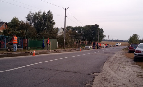 У Довговолі  ініціативна церковна громада  будує тротуар за 170 тисяч гривень з власних коштів