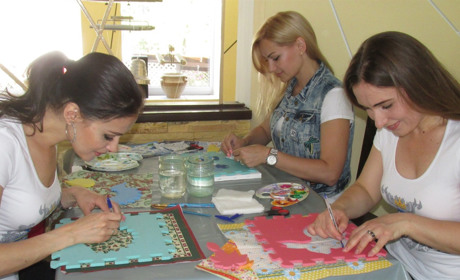 Для кого в праздничный день красавицы рыбок и бабочек рисовали