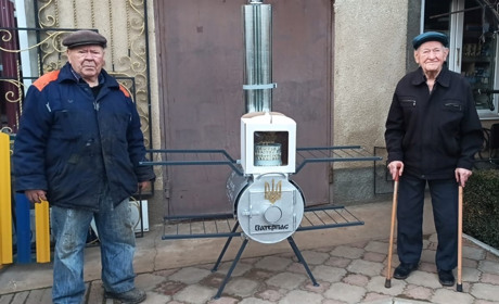 Кошти пожертвував 101-річний ветеран ІІ світової війни. Тарутинські майстри виготовили пічку для ЗСУ