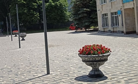 Перед будівлею Южноукраїнської міської ради вандали зруйнували цементний вазон для квітів