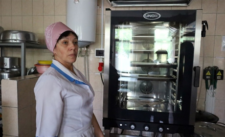 Реформа шкільного харчування у Звягелі: що таке пароконвектомат та чому кухарі ним користуються