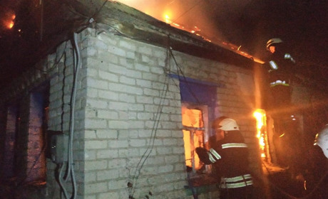 У Сватовому згорів будинок. Рятувальники гасили пожежу більше чотирьох годин