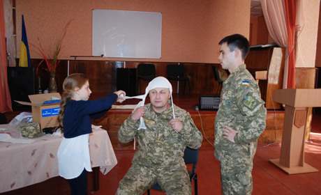 Військові лікарі надали невідкладну допомогу школярам