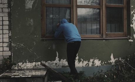 У Сватовому знову обікрали два будинка. Крадії влізли туди через вікна