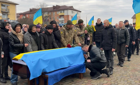 Прикрив собою побратимів: у Сарнах попрощалися з сержантом Миколою Білотілом