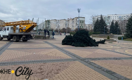 В Южному почали монтувати новорічну ялинку (ФОТОФАКТ)