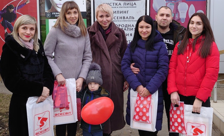 Переможці фотоконкурсу отримали подарунки в День закоханих: як це було