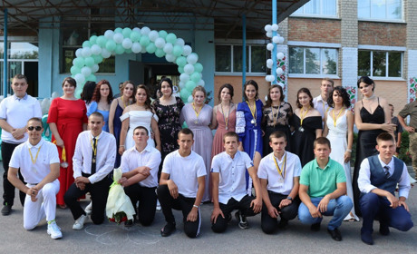 Шкільний вальс, чотири медалі та музичні вітання від захисників: у Дмитрівському ліцеї випускний бал