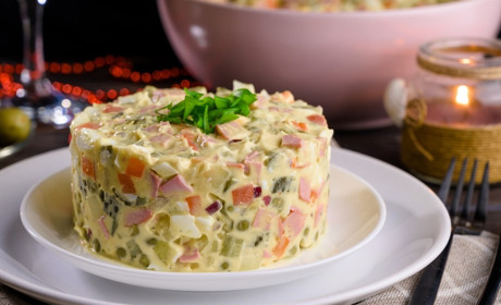 Оливье с рыбой и не только: несколько оригинальных рецептов новогоднего салата