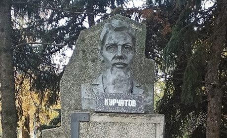 Пам’ять на роздоріжжі: у Південноукраїнську вирішують долю пам’ятника Курчатову. Слово за громадою