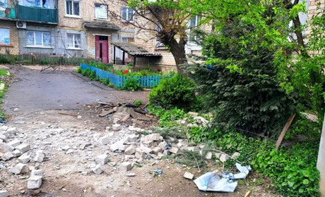 Окупанти цілодобово атакують Херсонщину: ворожі снаряди влучають у житлові будинки та підприємства