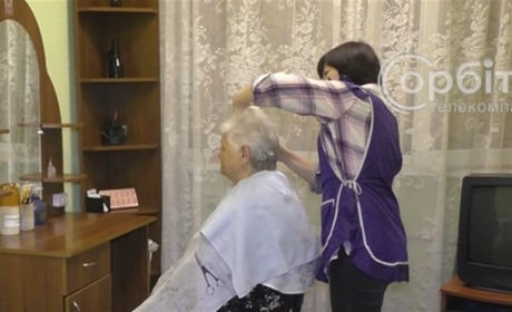 Від стрижки до медичної консультації: центр соцпослуг у Добропіллі допомагає пенсіонерам