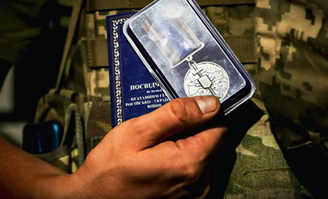 Воїнам "тридцятки" вручили державні нагороди та відомчі відзнаки з нагоди Дня Незалежності