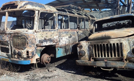 Дачний сезон попри обстріл: у Шостці ворог пошкодив автобуси для пільгових перевезень