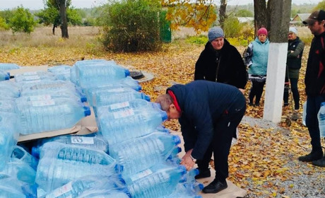 Благодійники забезпечують мешканців Покровської громади водою та засобами гігієни