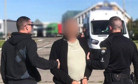 Торгівля людьми, шахрайство та вимагання: підозрюваного жителя Житомирщини розшукали в Німеччині