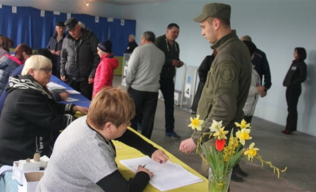 На виборчій дільниці у Калинівці роботу розпочали з виконання Гімну України