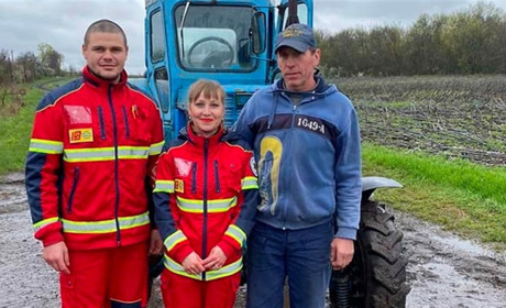 Їхали 3 км на тракторі по бездоріжжю: медсестра розповіла, як команда швидкої рятувала пацієнта