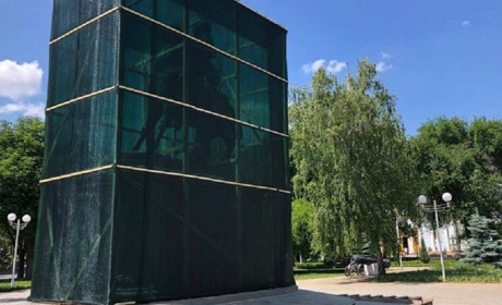 Решение горсовета: Суворов с конем составят компанию Ленину