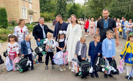 Дан-Фарм Україна дарує шкільні набори першокласникам Кагарличчини та Ржищівщини