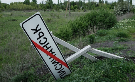 В окупованому Лисичанську сталися "прильоти". Пошкоджено автомобіль, двох людей контужено