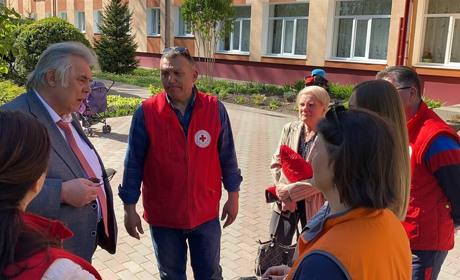 До вимушених переселенців у Чортківському медколеджі завітали місіонери Червоного Хреста з Румунії